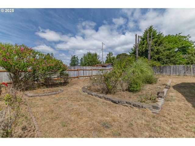 1829 E WILLOW St, Myrtle Point, OR 97458