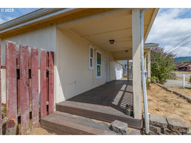 1829 E WILLOW St, Myrtle Point, OR 97458