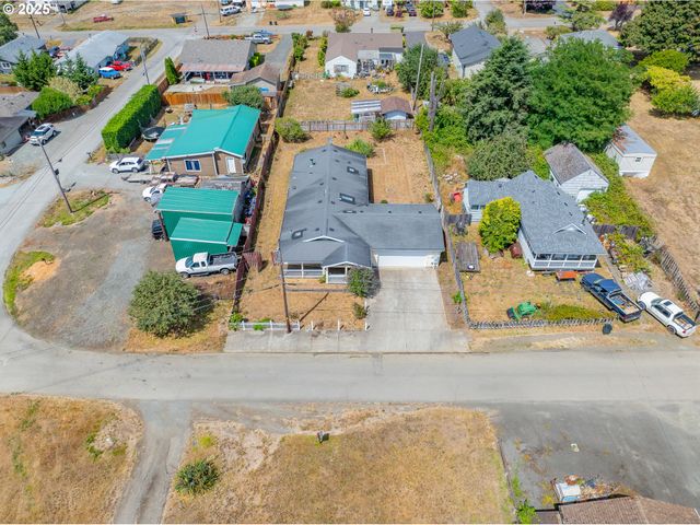 1829 E WILLOW St, Myrtle Point, OR 97458