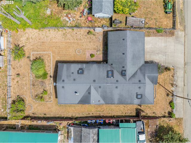 1829 E WILLOW St, Myrtle Point, OR 97458