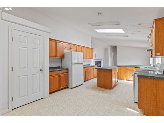 1829 E WILLOW St, Myrtle Point, OR 97458