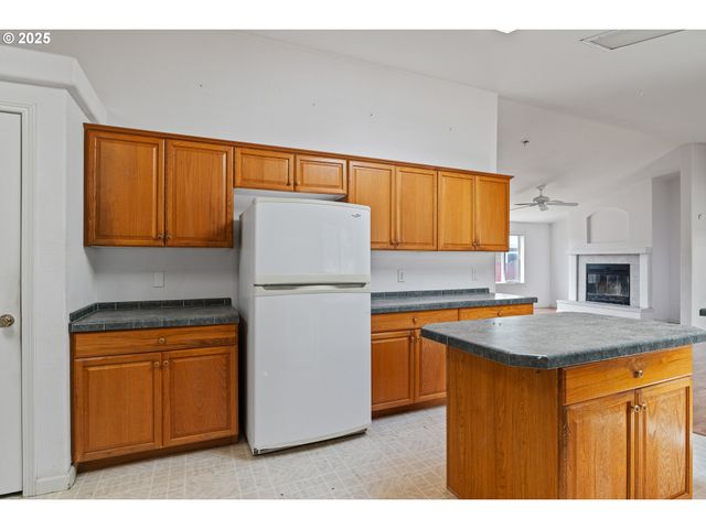 1829 E WILLOW St, Myrtle Point, OR 97458