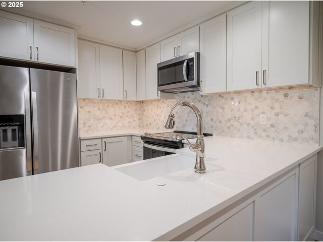 420 ELK CREEK Rd 401, Cannon Beach, OR 97110