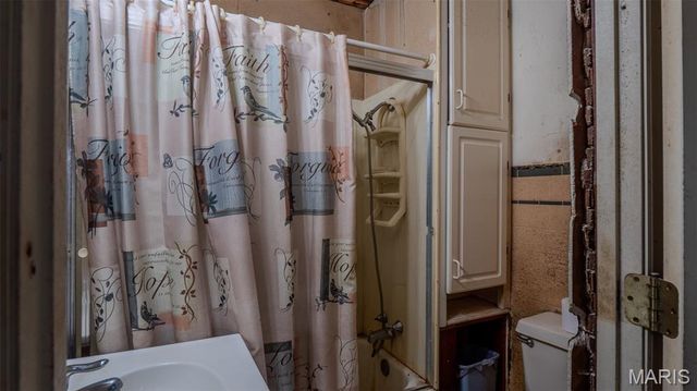 359 E Penning Avenue, Wood River, IL 62095