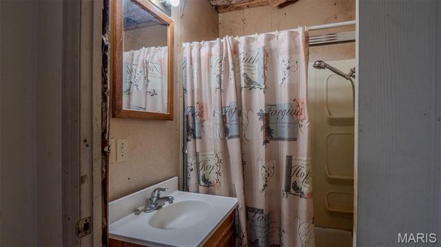359 E Penning Avenue, Wood River, IL 62095