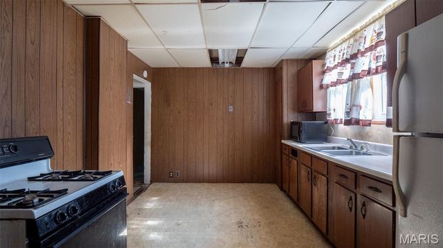 359 E Penning Avenue, Wood River, IL 62095