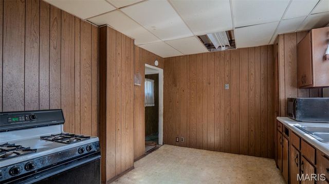 359 E Penning Avenue, Wood River, IL 62095