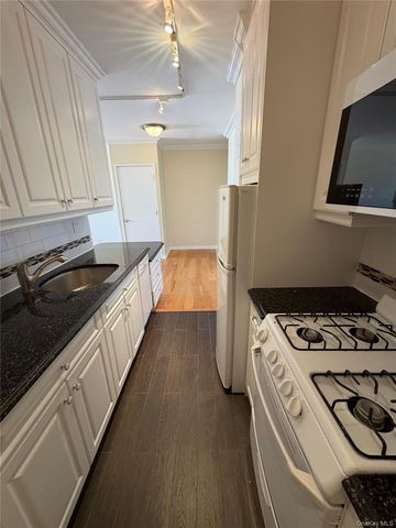 27110 Grand Central Parkway 1U, Floral Park, NY 11005