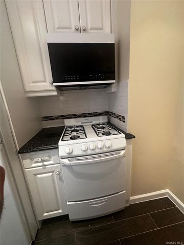 27110 Grand Central Parkway 1U, Floral Park, NY 11005
