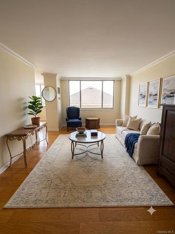 27110 Grand Central Parkway 1U, Floral Park, NY 11005