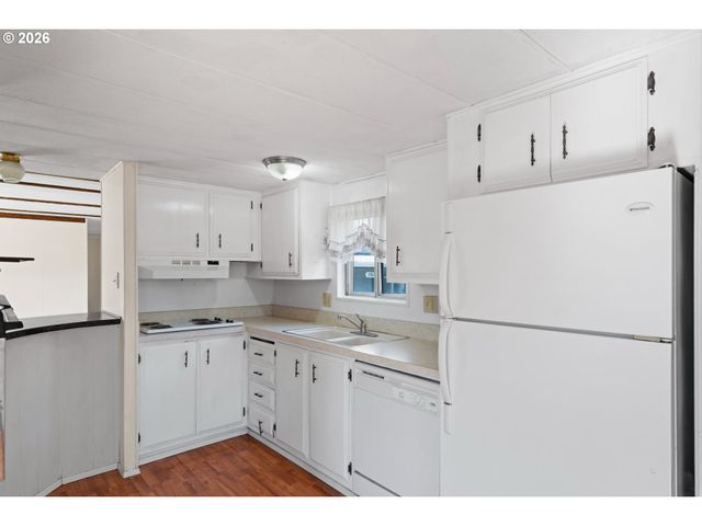 1566 LAURA St, Springfield, OR 97477