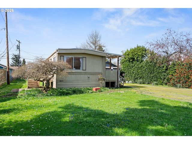 1566 LAURA St, Springfield, OR 97477