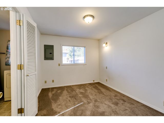 1566 LAURA St, Springfield, OR 97477