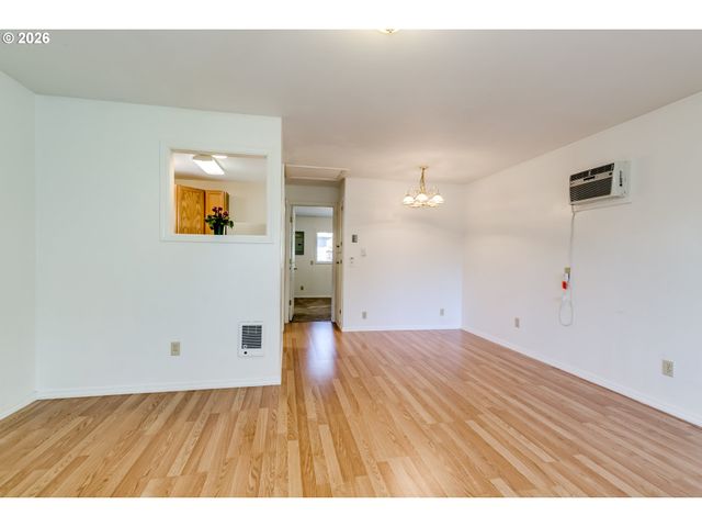 1566 LAURA St, Springfield, OR 97477