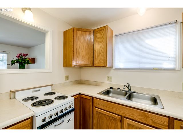 1566 LAURA St, Springfield, OR 97477