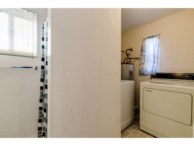 1566 LAURA St, Springfield, OR 97477