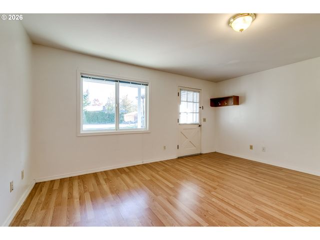 1566 LAURA St, Springfield, OR 97477