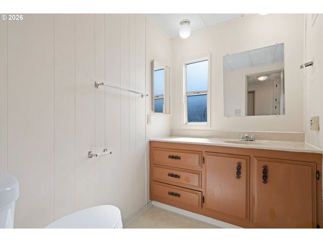 1566 LAURA St, Springfield, OR 97477