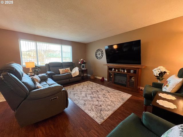 1225 B St, Fossil, OR 97830