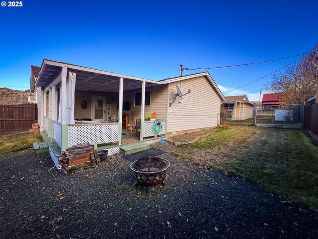 1225 B St, Fossil, OR 97830