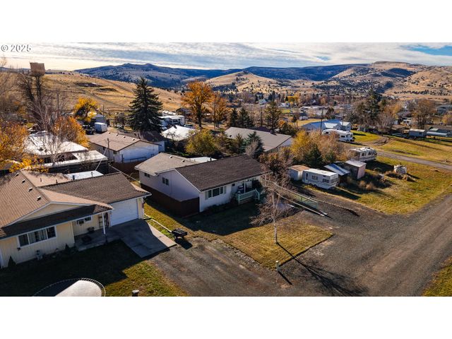 1225 B St, Fossil, OR 97830