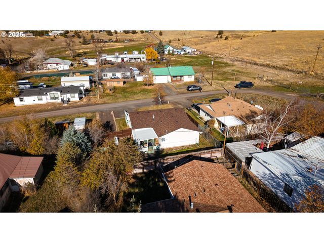 1225 B St, Fossil, OR 97830