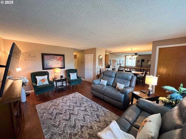 1225 B St, Fossil, OR 97830