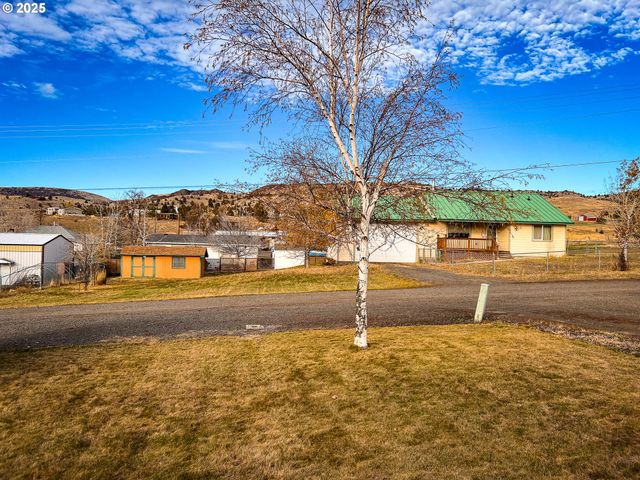 1225 B St, Fossil, OR 97830