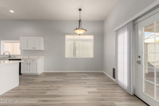 1526 E CHARLESTON Avenue, Phoenix, AZ 85022