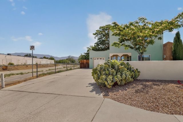 1648 Moon Street NE, Albuquerque, NM 87112