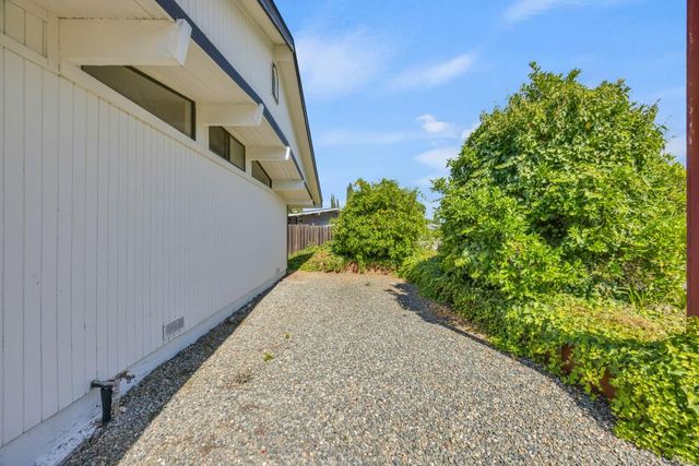 10225 Los Palos Dr, Rancho Cordova, CA 95670
