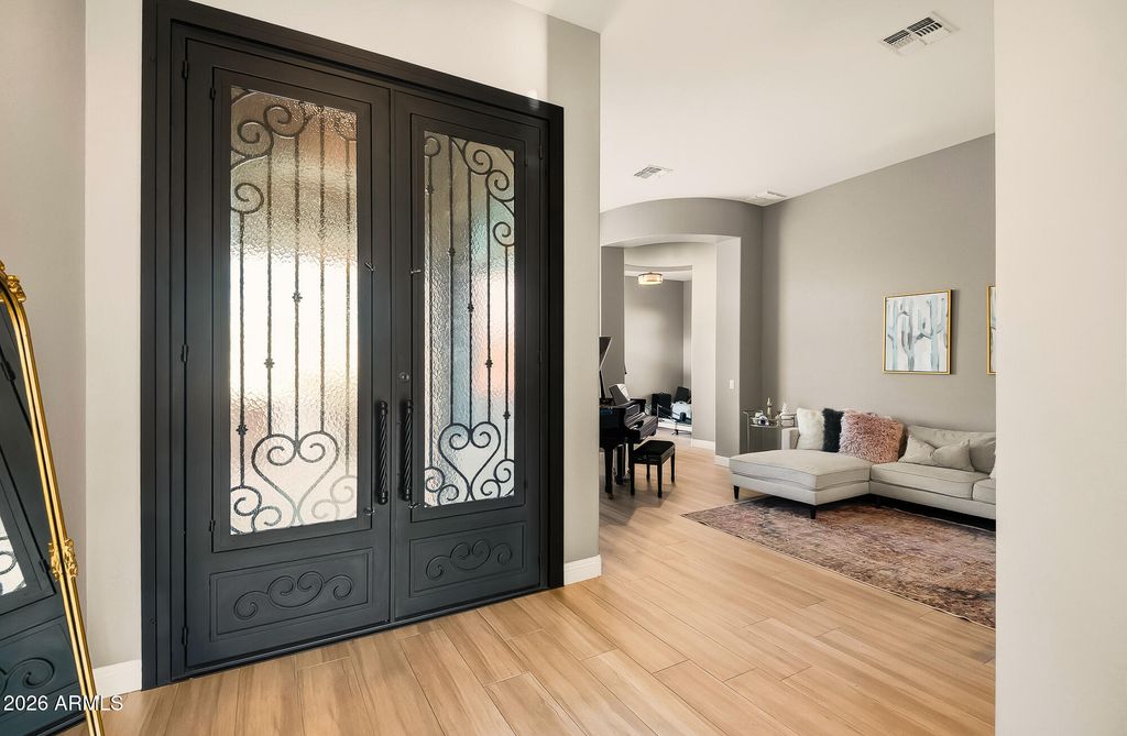 Image 11 of property listing at 1529 W LAUREL GREENS Court, Phoenix, AZ 85086