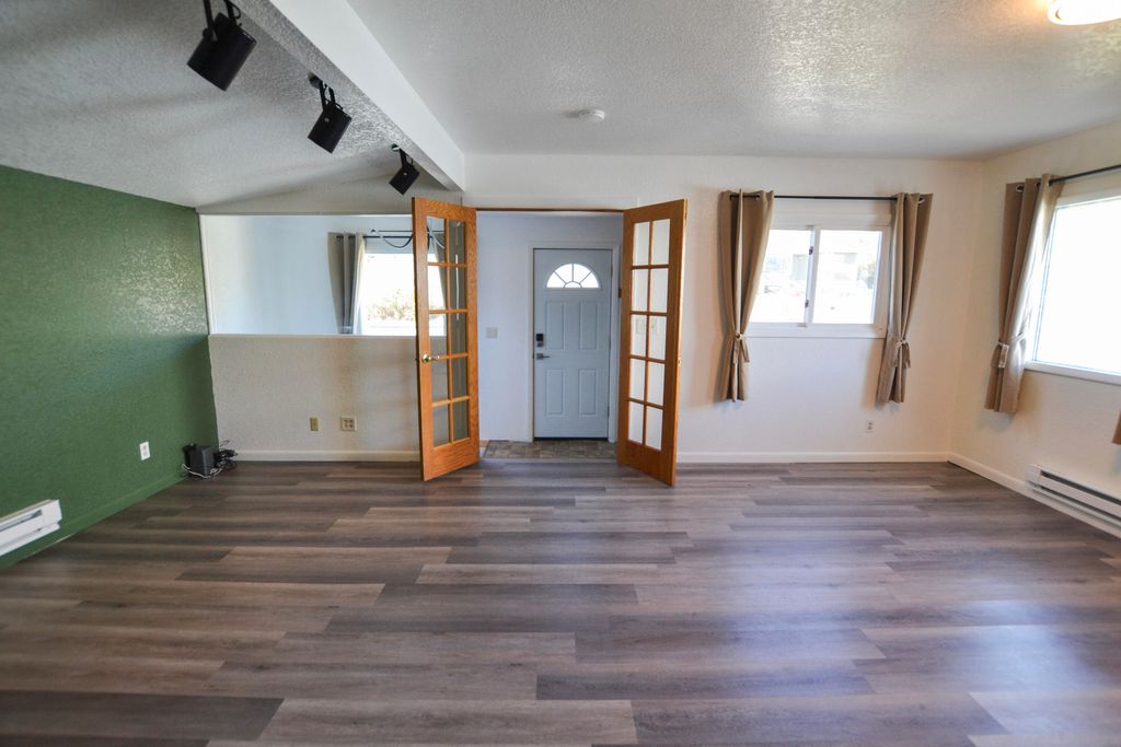 1219 W Water Street, Lewistown, MT 59457 photo 4