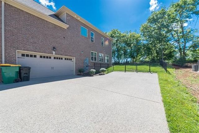 1381 Round Hill Ln, Spring Hill, TN 37174