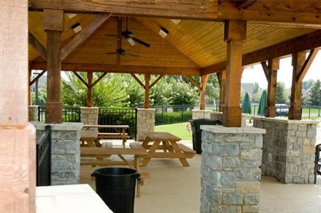 1381 Round Hill Ln, Spring Hill, TN 37174