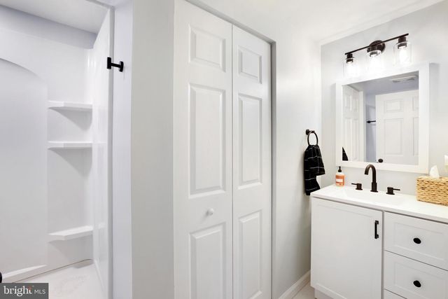 105 S SAINT PAUL ST, Hamilton, VA 20158