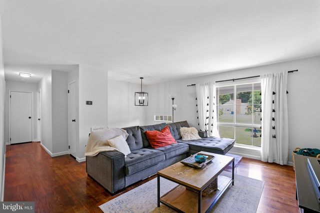 105 S SAINT PAUL ST, Hamilton, VA 20158