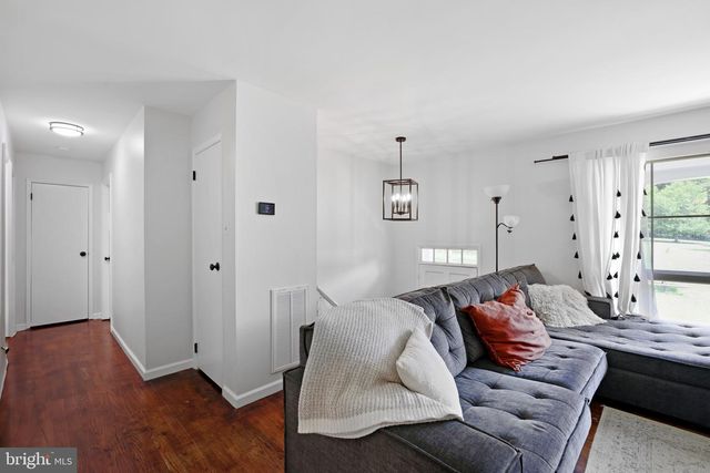 105 S SAINT PAUL ST, Hamilton, VA 20158