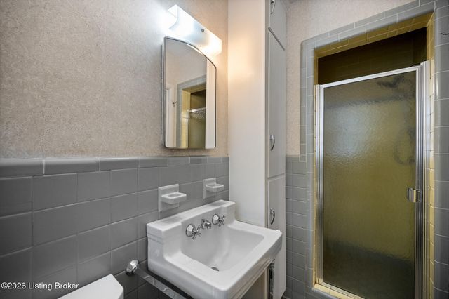 202 Sequoya Rd, Louisville, KY 40207