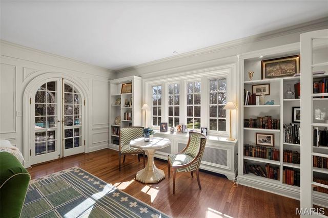 8 Ridgewood Street, Ladue, MO 63124