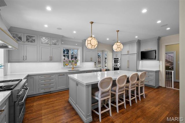 8 Ridgewood Street, Ladue, MO 63124