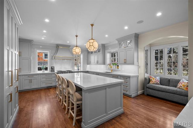 8 Ridgewood Street, Ladue, MO 63124