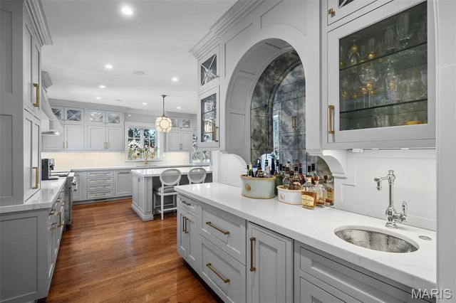 8 Ridgewood Street, Ladue, MO 63124