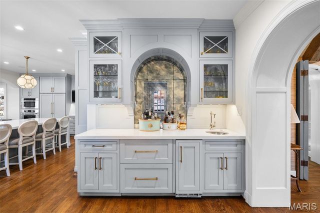 8 Ridgewood Street, Ladue, MO 63124