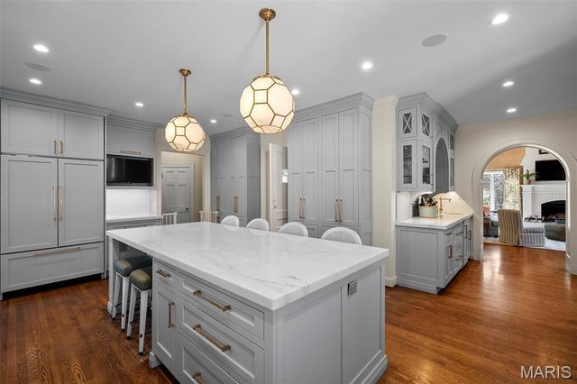 8 Ridgewood Street, Ladue, MO 63124