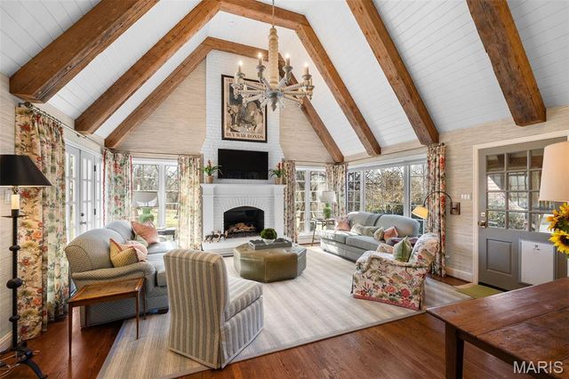 8 Ridgewood Street, Ladue, MO 63124