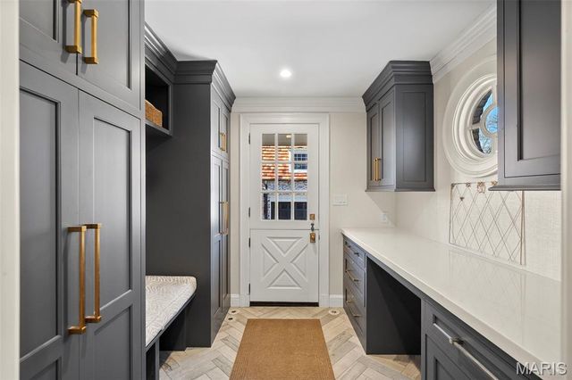 8 Ridgewood Street, Ladue, MO 63124