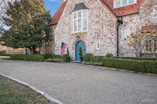 8 Ridgewood Street, Ladue, MO 63124