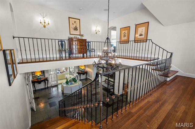 8 Ridgewood Street, Ladue, MO 63124