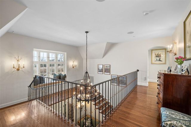 8 Ridgewood Street, Ladue, MO 63124